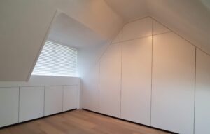 Zelf gemaakte zolder inbouw kasten tijdens cursus.