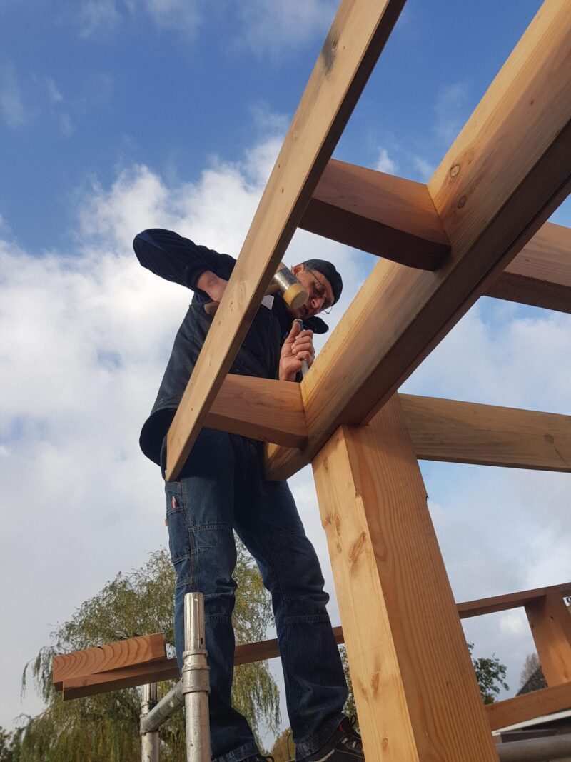 Op deze afbeelding zie je Henrie Boxstart aan het werk bij een cursist.
