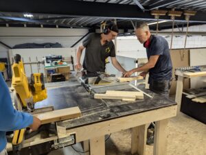 Begeleiden Simon bij de cirkelzaag