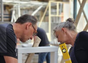 Cursist leert kozijn stellen.