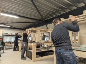 Cursisten zijn een plafond aan het raggelen