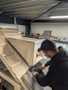 Cursist maakt dakkapel tijdens cursus bouw.