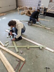 Cursist leert spant maken tijdens de cursus hellend dak.
