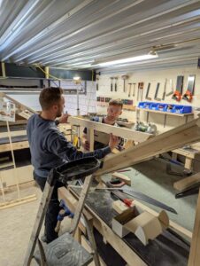 Cursisten maken een dakkapel bij zelfbouw cursussen in Helmond.