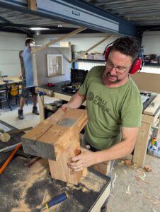 Cursist maakt een houtverbinding tijdens cursus bouwen met hout.