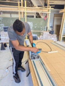 cursist zaagt met de invalzaag tijdens de cursus inbouw kasten maken.