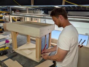 Cursist heeft een houtskeletbouw wand gemaakt in een overkapping.