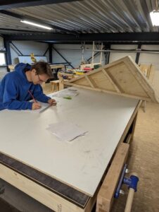 Cursist maakt tijdens cursus een prefab dakkapel.