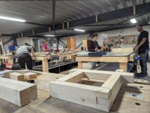 Een groep cursisten bezig met kozijn cursus bouw en timmeren