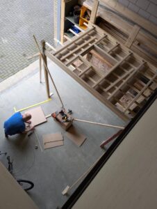 Cursist leert tijdens cursus timmerman een plat dak maken.