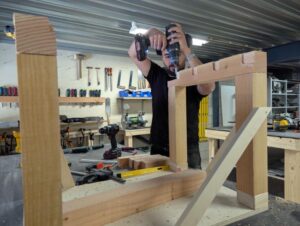Cursist leert veranda van hout maken.