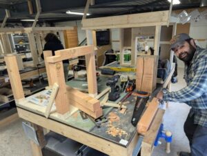 Cursist leert als hobby een veranda maken tijdens een cursus bij zelfbouw cursussen.