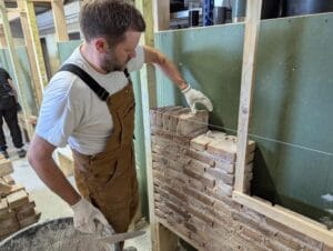 Close-up van strak en recht metselwerk door een cursist van de metselcursus.