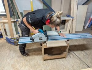 Een cursist zaagt plaatmateriaal met de invalzaag.