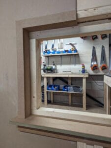 Een cursist heeft een kozijn afgetimmerd tijdens de cursus timmerman.