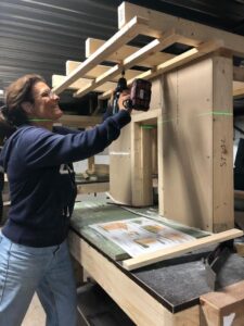 Cursist leert schroeven met een schroefmachientje tijdens de timmer cursus.