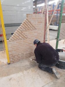 Cursist is zijn bijzonder metselwerkmuur met ezelsrug aan het voegen.