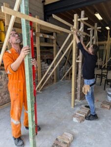 Afbeelding voor knop naar pagina verkorte opleiding bouw, timmeren en metselen voor zelfbouw cursussen.