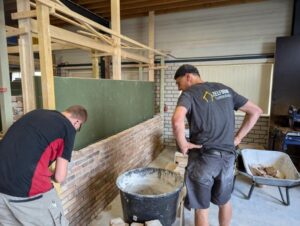 Deze cursist heeft tijdens de basiscursus metselen een mooie strakke muur gemetseld.