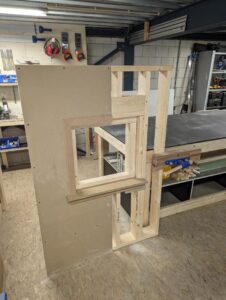 Student maakt houtskeletbouw wand tijdens verkorte timmeropleiding.