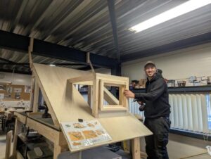 Cursist leert een dakkapel timmeren in Helmond.